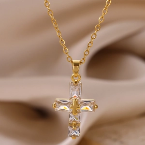 Primo piano dettagliato della collana a croce dorata con pietre di zirconia rettangolari