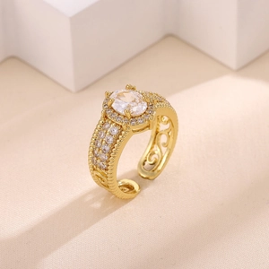 Detalle de anillo de cobre bañado en oro de 18k con patrón hueco y circonitas