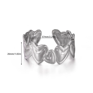 Vista detallada del brazalete de corazón plateado con dimensiones de anchura y diámetro