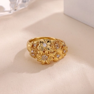 Detalle del anillo floral de oro 18k con circonitas cúbicas y texturas de pétalos
