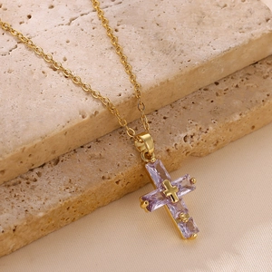 Collana a croce punk vintage dorata con cristalli di zircone viola su base in pietra