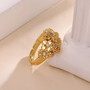 Detalle de anillo con diseño floral en racimo, baño de oro de 18k y adornos de circonita