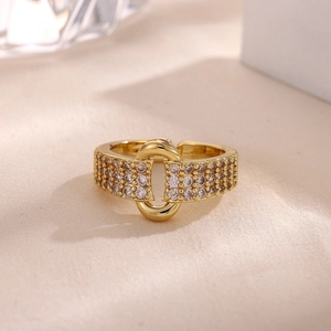 Detalle de anillo de bocado chapado en oro 18k con pavé de circonitas brillantes