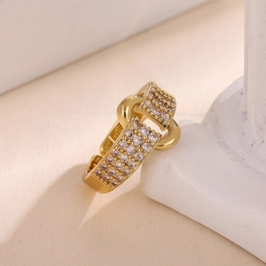 Detalle macro de anillo de cadena chapado en oro 18k con pavé de circonitas sobre piedra