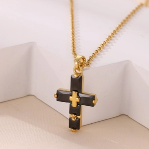Elegante collana con pendente a croce dorata con onice nero su supporto geometrico