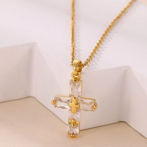 Collana con ciondolo a croce dorata con cristalli rettangolari e micro-intarsio su base bianca