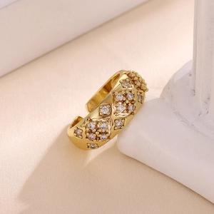 Detalle en primer plano del anillo abierto bañado en oro 18k con estrellas y circonitas