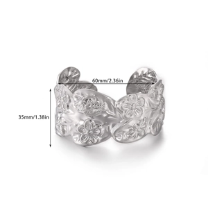 Vista detallada del brazalete plateado con motivos florales y abejas con dimensiones