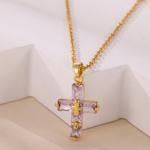 Collana a croce punk retrò in oro con cristalli di zircone viola su catena di titanio