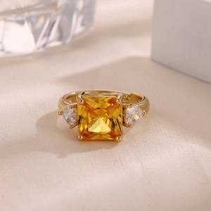 Exquisito anillo de oro de 18K con un gran circón amarillo cuadrado y detalles triples