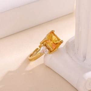 Anillo abierto elegante chapado en oro 18k con circón amarillo y detalle de corazón