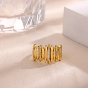 Detalle macro de un anillo acanalado chapado en oro con circonitas blancas en un pedestal
