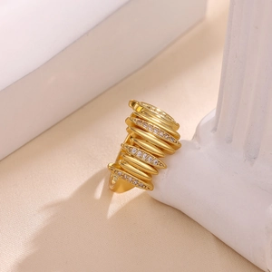 Detalle de anillo ancho chapado en oro 18k con circonitas engastadas en eslabones marquesa