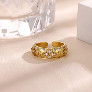 Vista detallada del anillo vintage dorado con grabados florales y pavé de circonitas