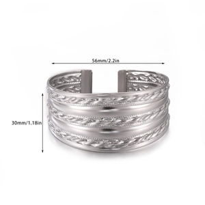 Detalle de las dimensiones del brazalete abierto plateado con textura tejida