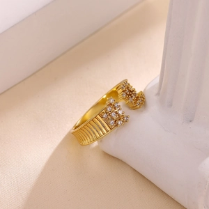 Detalle de anillo de cobre chapado en oro 18k con circonitas y textura de relieves