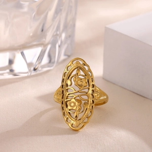 Detalle de un anillo dorado vintage con intrincados grabados florales calados