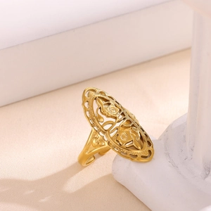 Detalle de anillo dorado vintage con diseño ovalado hueco y banda ajustable abierta