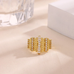 Detalle del anillo bañado en oro de 18k con hileras de circonitas y textura de cuerda