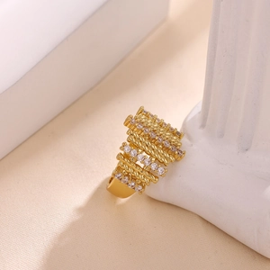Detalle macro de anillo dorado con textura de cuerda y filas de circonitas