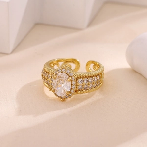 Lujoso anillo abierto bañado en oro de 18k con gran circón ovalado y pavé de cristal