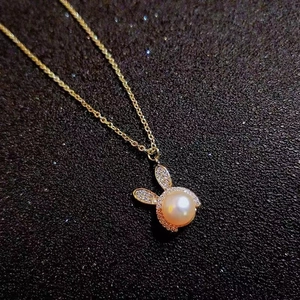 Detail van de 18K vergulde konijn hanger met micro-pave kristallen en witte parel