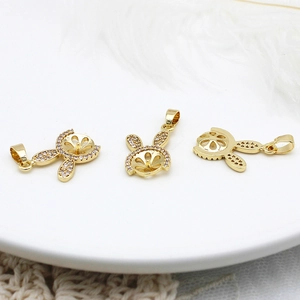 Detailopname van de 18K vergulde konijnenhanger met micro-gezette zirkonia accenten