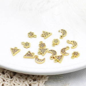 Detail van 18K vergulde bedeltjes met ingelegde zirkoon voor DIY-sieraden maken projecten