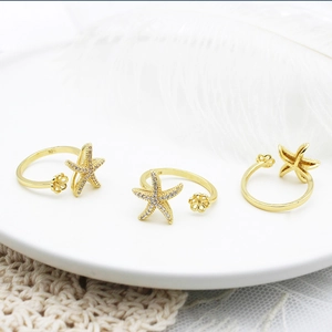 Bague ajustable étoile de mer plaquée or 18K avec zircons blancs et détails floraux