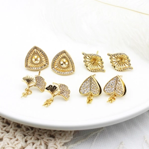 Bases de pendientes de cobre bañadas en oro de 18K con diseños de corazón y ginkgo
