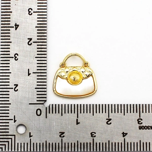 Pendentif mini sac plaqué or 18K avec incrustation de nacre blanche et motif gravé