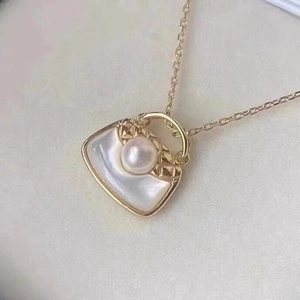 Collier pendentif sac plaqué or 18K avec incrustation de nacre et perle centrale