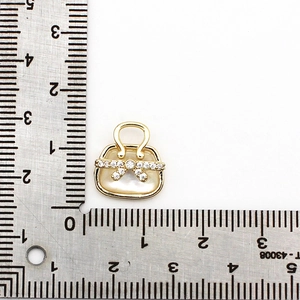 Anhänger in Handtaschenform, 18K vergoldet mit Perlmutt-Inlay und Kristall-Schleife