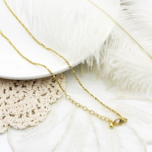 Detail van 18K vergulde watergolfketting met karabijnsluiting en druppelhanger