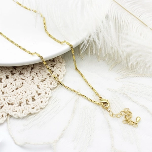 Elegante 18K vergulde messing ketting met getextureerde schakels en een karabijnsluiting