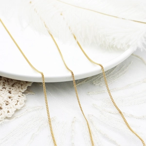 Vista macro di catene in rame placcato oro 18K con maglia groumette per gioielli DIY