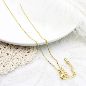 Detail van 18K vergulde box-ketting met karabijnsluiting en verstelbare verlengketting