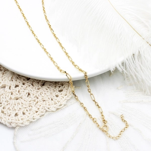 Detail van 18K vergulde paperclip ketting met karabijnsluiting op een elegante achtergrond