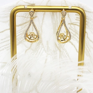 Detail von 18K vergoldeten Tropfenohrringen mit Mikropavé-Zirkonia und Blumenmuster
