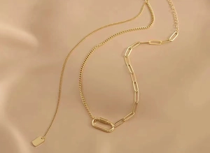 Dettaglio della catena placcata oro 18K con maglie a graffetta e chiusura a moschettone