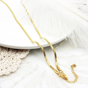 Detail van 18K vergulde slangenketting met karabijnsluiting en verstelbare ketting