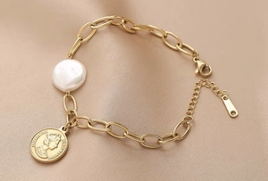 Dettaglio del bracciale a catena O placcato oro 18K con perla e ciondolo moneta Elisabetta II