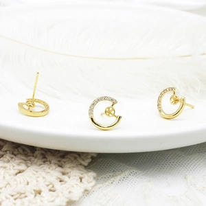 Vista macro de pendientes de plata S925 bañados en oro con incrustaciones de circón
