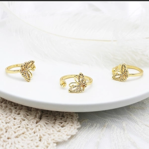 Λεπτομέρεια δαχτυλιδιών πεταλούδα 18K με ζιργκόν και ρυθμιζόμενο ανοιχτό σχέδιο