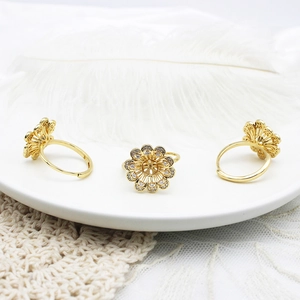 Set mit drei 18K vergoldeten Sonnenblumenringen mit funkelnden Zirkon-Mikropflaster-Details