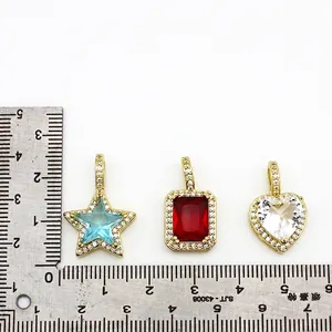 Ciondoli lussuosi placcati in oro con micro zirconi e pietre preziose colorate a cuore