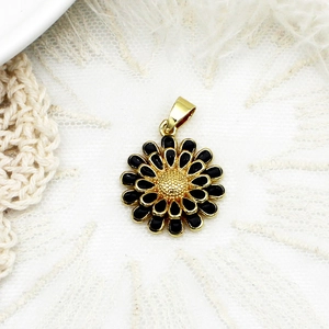 Detail von 18K vergoldetem Sonnenblumen-Anhänger mit schwarzen Emaille-Blütenblättern