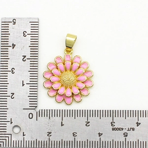 Gänseblümchen Anhänger in Rosa mit 18K Vergoldung und Lineal zur Größenbestimmung