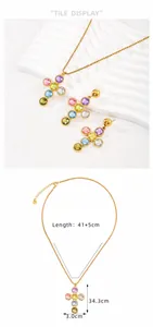 Dettaglio del set gioielli croce dorata con gemme colorate e misure dimensionali