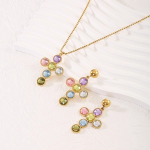 Set collana e orecchini a croce in acciaio dorato con cristalli rotondi multicolore